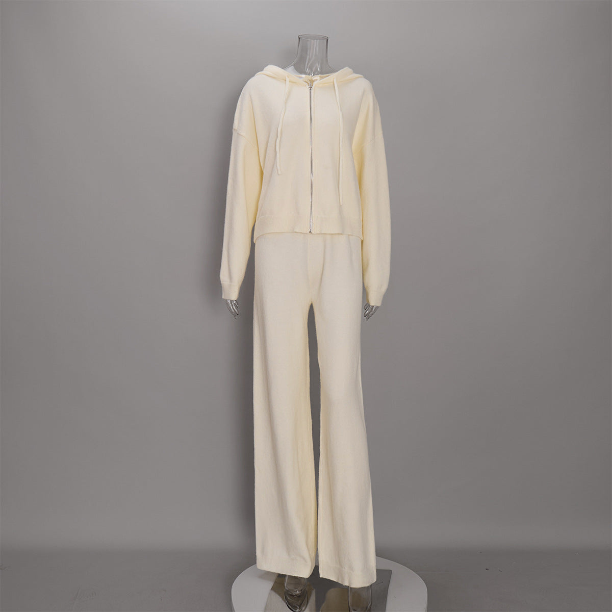 Set aus Kapuzenpullover mit Reißverschluss und weiter Hose