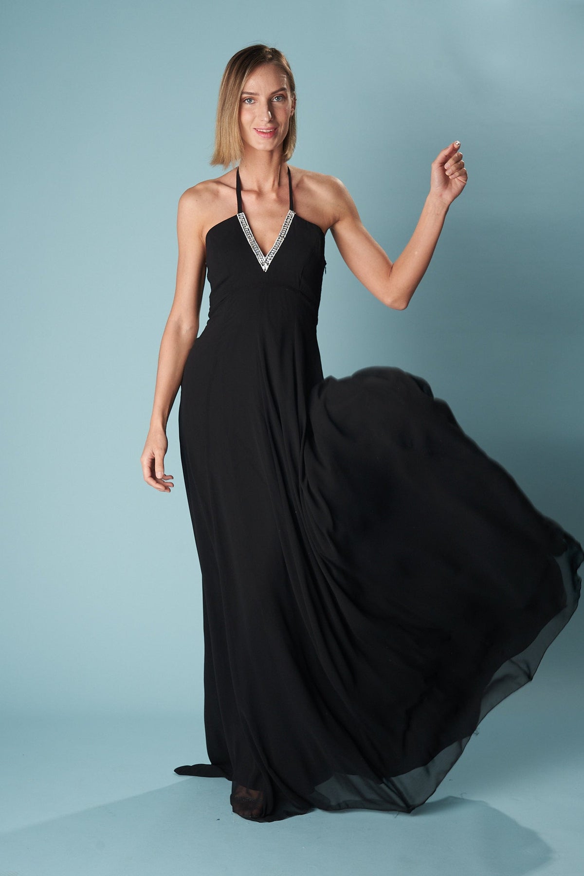 Langes Fließkleid mit V-Ausschnitt und Neckholder – Mónaco