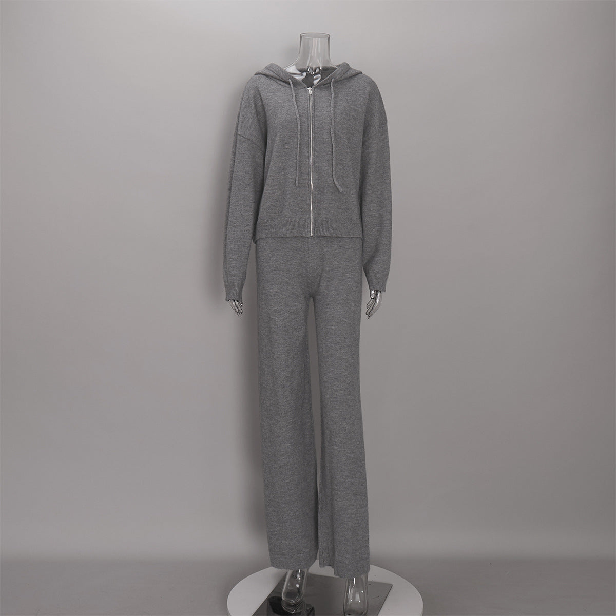 Set aus Kapuzenpullover mit Reißverschluss und weiter Hose