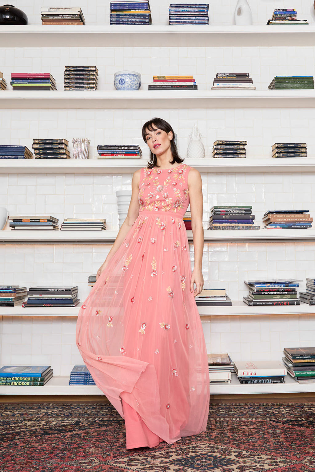 Langes Festkleid mit Tüll-Überkleid und Pailletten-Blumenstickerei – Nish