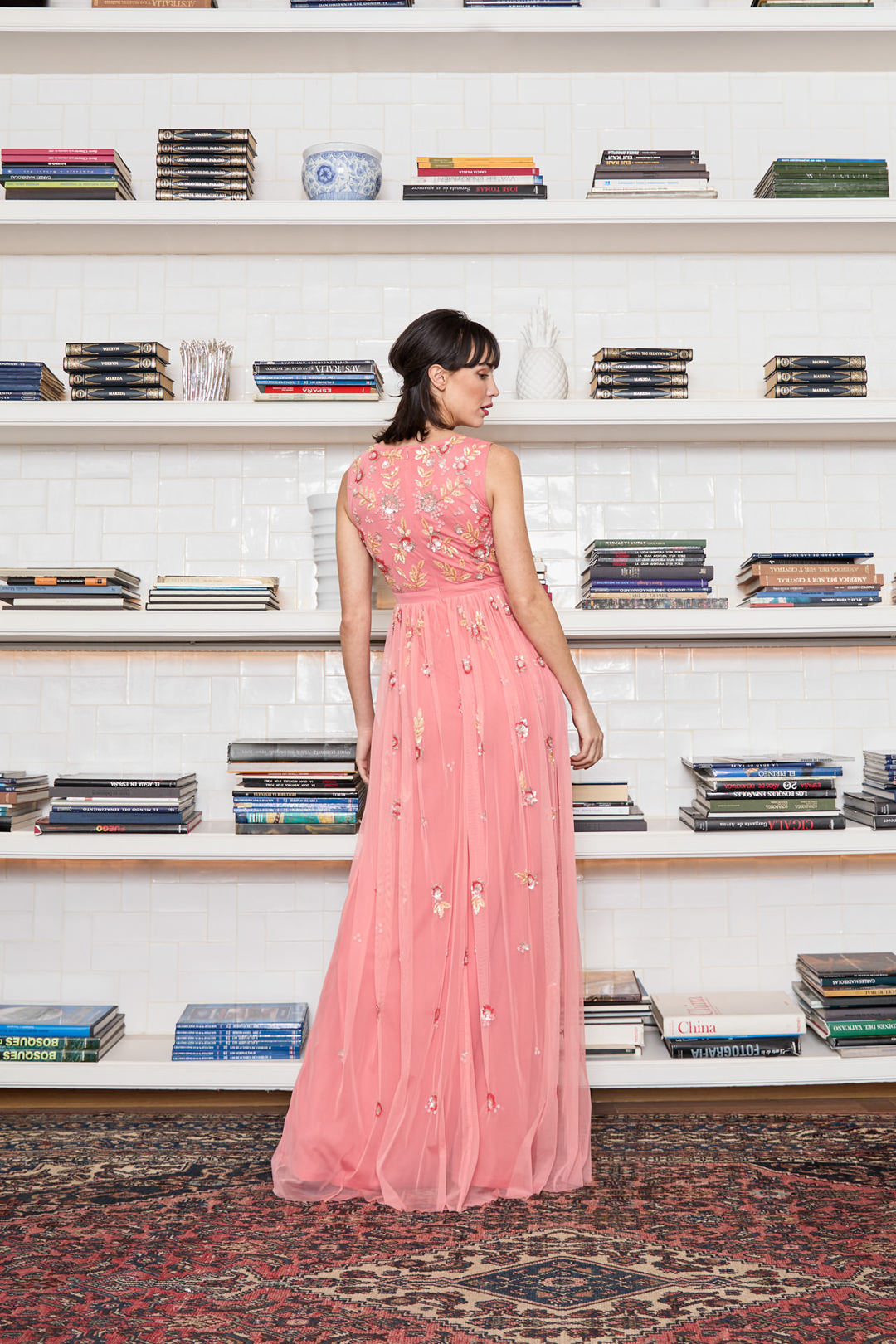 Langes Festkleid mit Tüll-Überkleid und Pailletten-Blumenstickerei – Nish