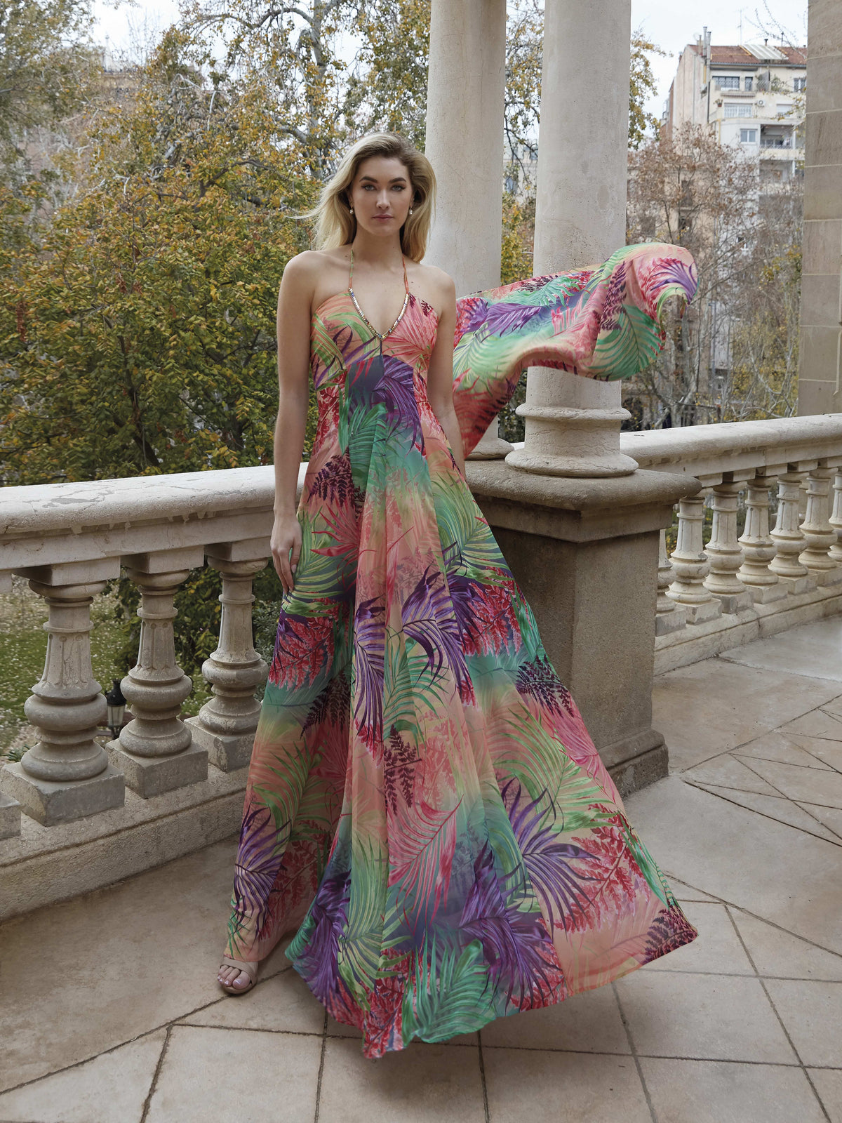Langes Fließkleid mit V-Ausschnitt und Neckholder – Mónaco