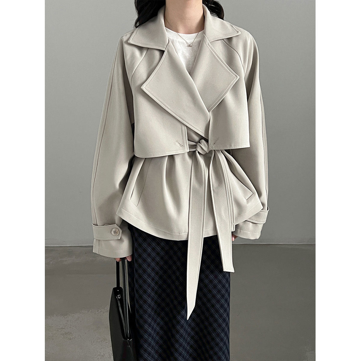 Britischer Trenchcoat mit Gürtel & Umlegekragen – Elegant & Zeitlos