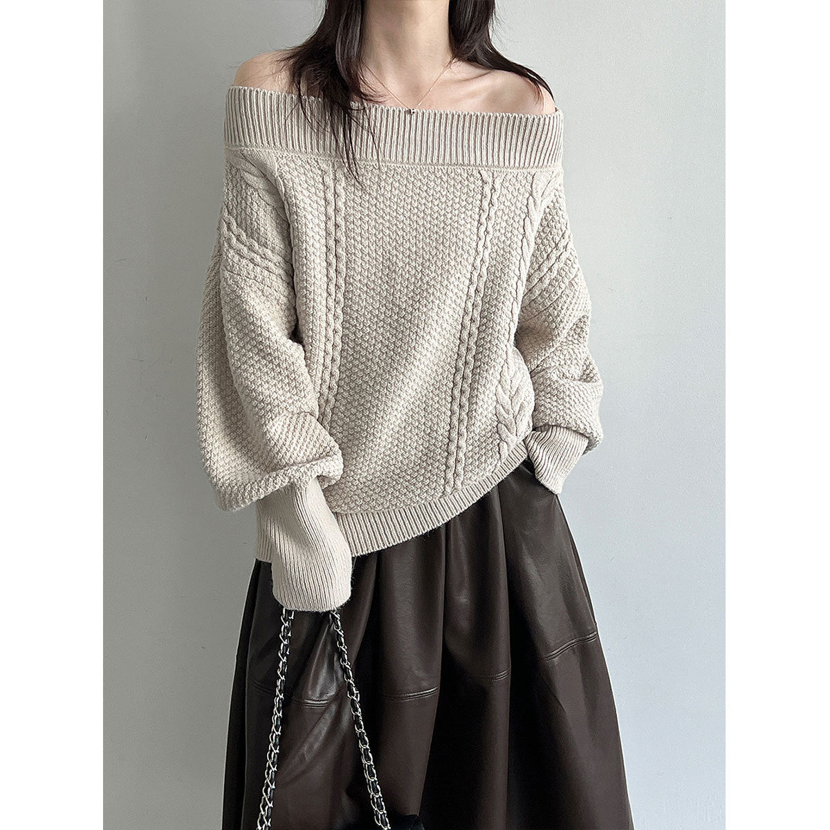 Schulterfreier Strickpullover mit Schnürung – Locker & Feminin