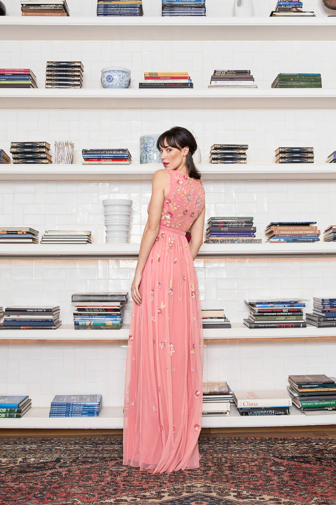 Langes Festkleid mit Tüll-Überkleid und Pailletten-Blumenstickerei – Nish
