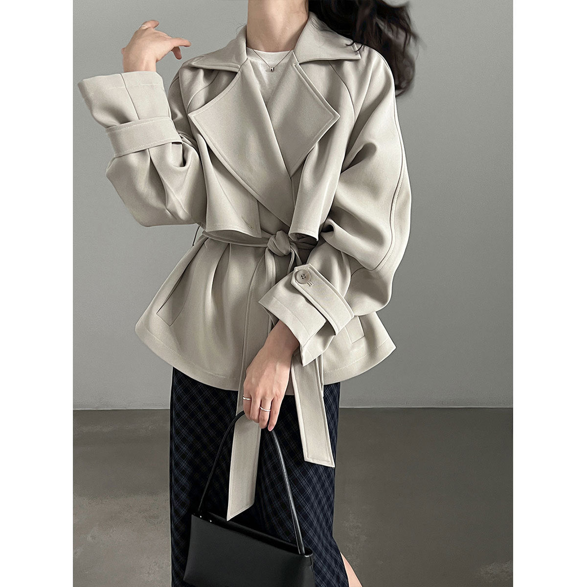 Britischer Trenchcoat mit Gürtel & Umlegekragen – Elegant & Zeitlos