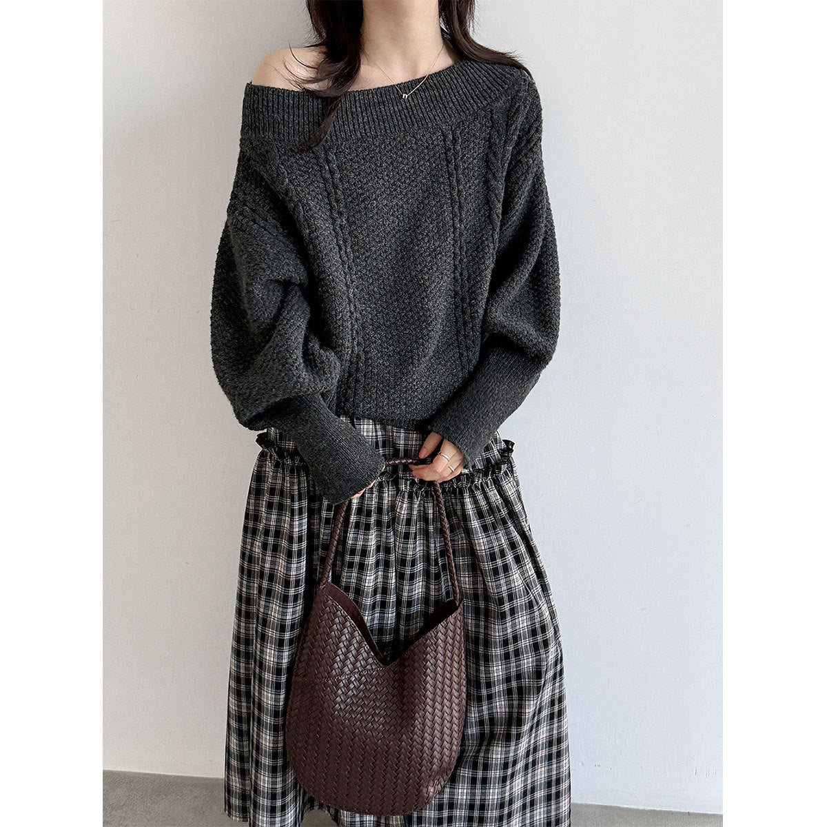 Schulterfreier Strickpullover mit Schnürung – Locker & Feminin