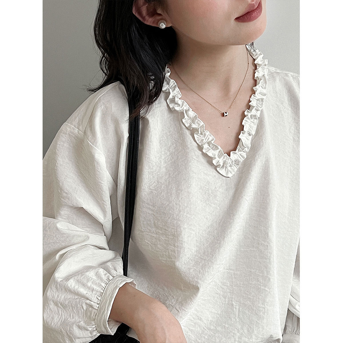 Spitzenbluse Damen mit V-Ausschnitt & Puffärmel – Elegant & Feminin