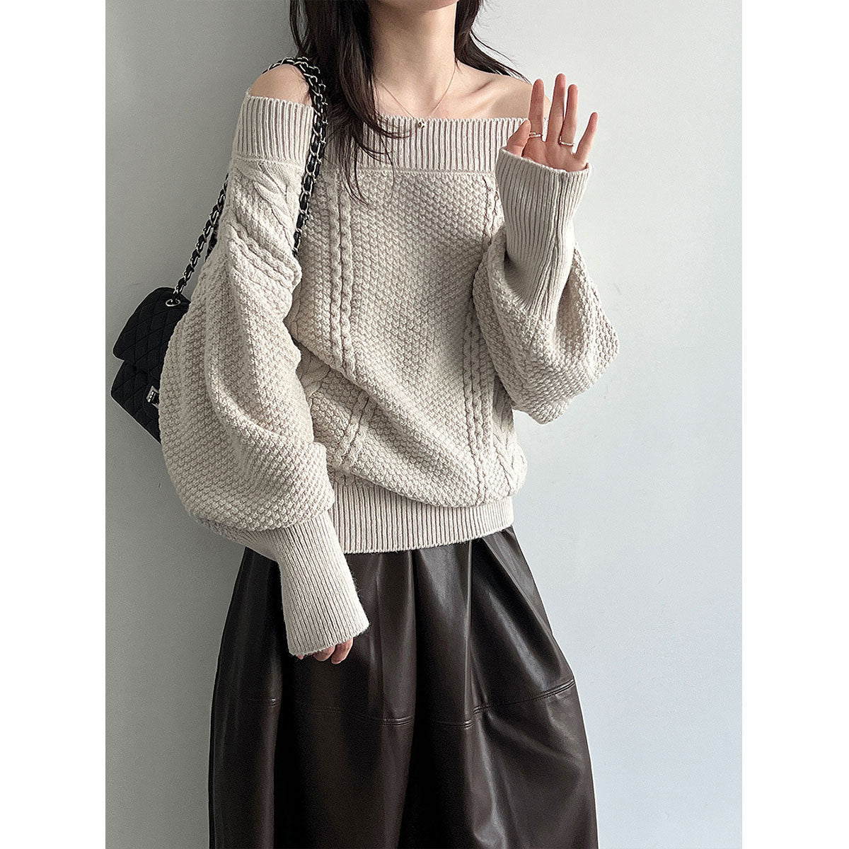 Schulterfreier Strickpullover mit Schnürung – Locker & Feminin