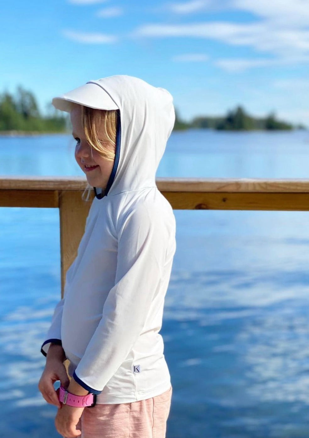Kinder UV-Langarmshirt mit integrierter Mütze – Weiss (UPF 50)