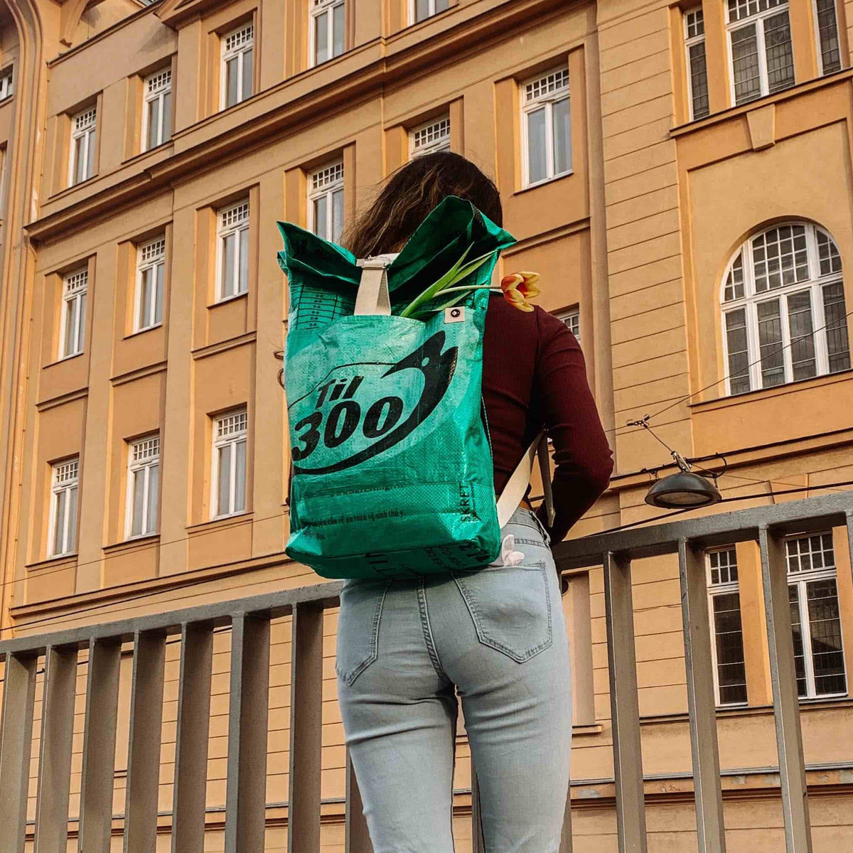Nachhaltiger Rucksack aus Fischfuttersäcken – Upcycling Backpack in Grün