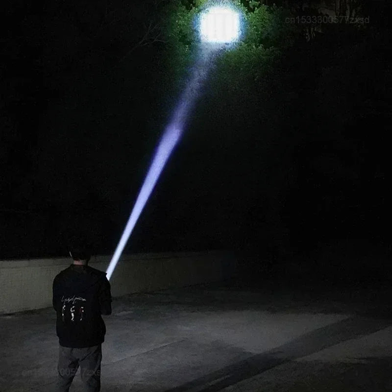LED Taschenlampe 1200 Lumen – Zoombar, Wasserdicht, Wiederaufladbar, Flutlicht & Fernlicht