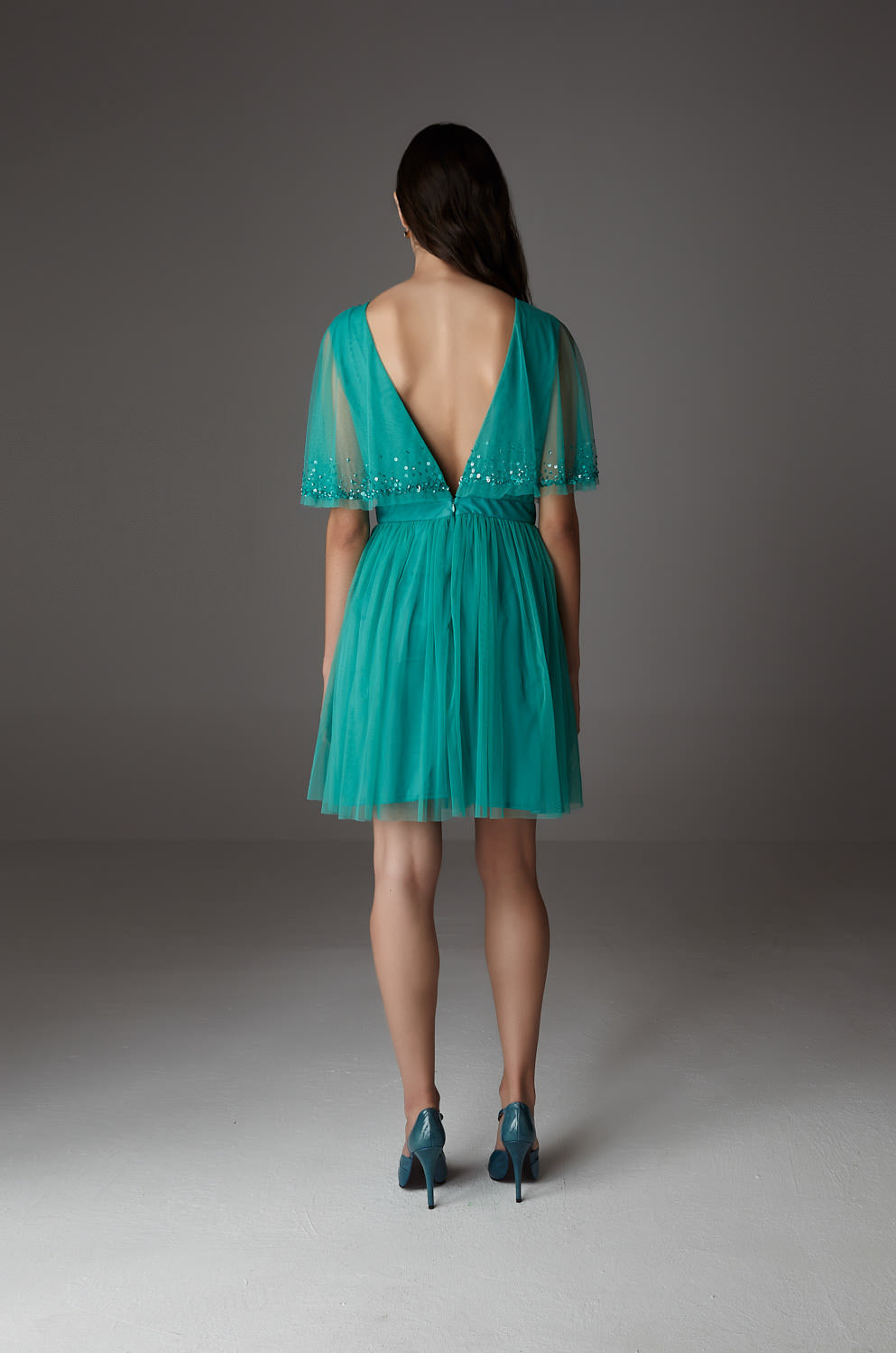 Kurzes Pailletten-Kleid mit Tüll-Cape und Blumengürtel – Abba Mini