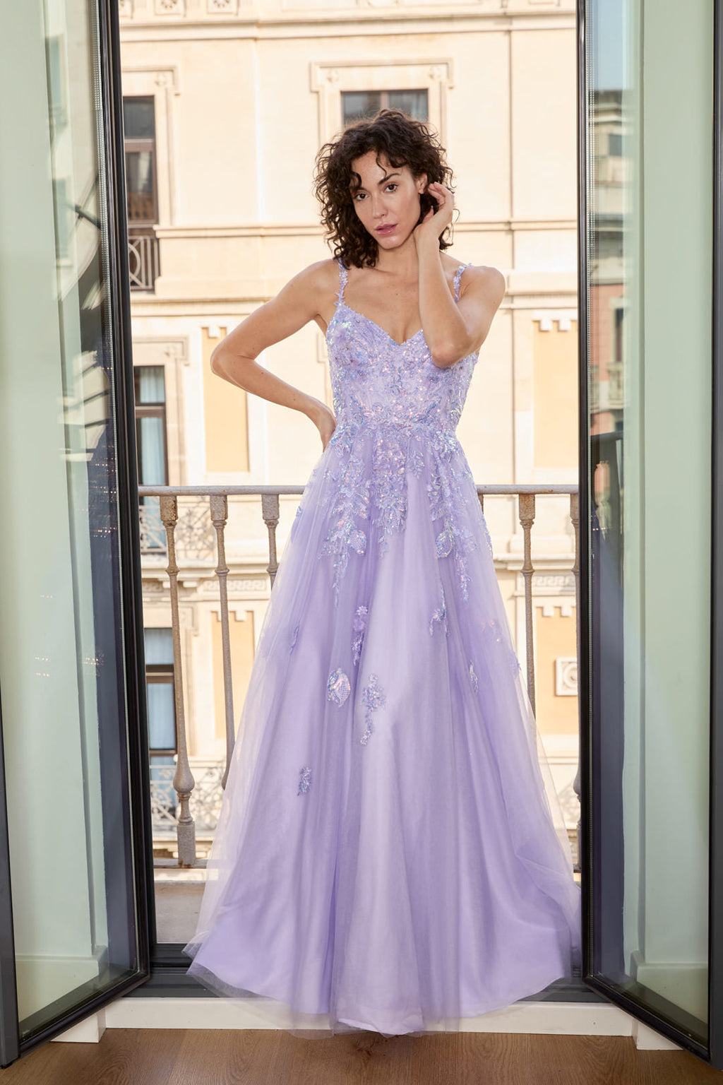 Langes Abendkleid mit Spaghettiträgern und Pailletten-Blumenstickerei – Crisocola