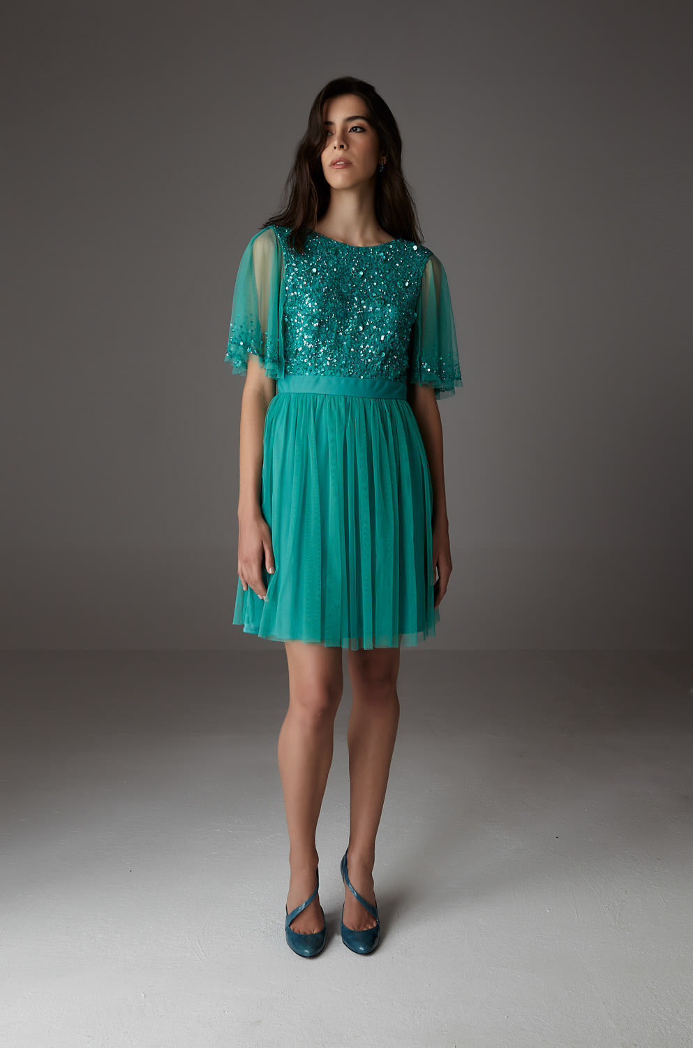Kurzes Pailletten-Kleid mit Tüll-Cape und Blumengürtel – Abba Mini