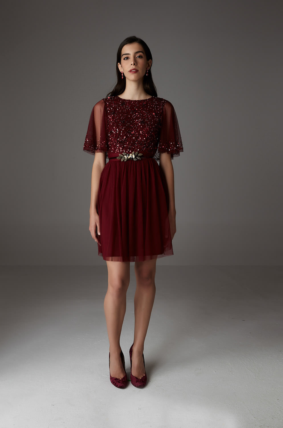 Kurzes Pailletten-Kleid mit Tüll-Cape und Blumengürtel – Abba Mini