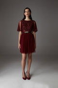 Kurzes Pailletten-Kleid mit Tüll-Cape und Blumengürtel – Abba Mini