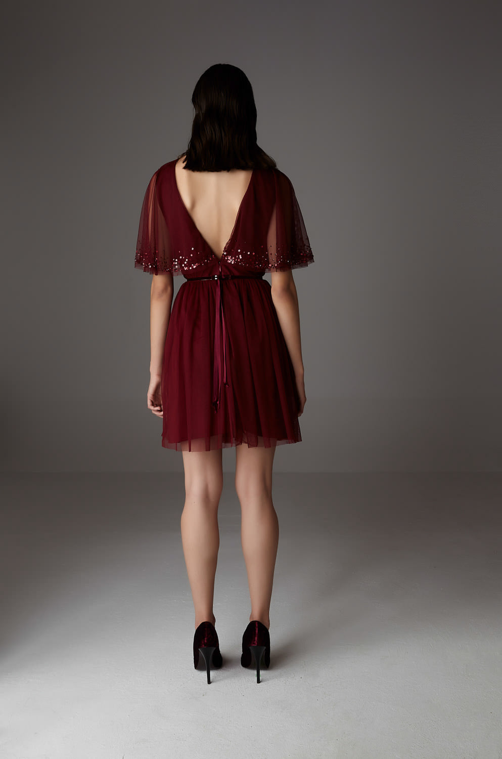Kurzes Pailletten-Kleid mit Tüll-Cape und Blumengürtel – Abba Mini