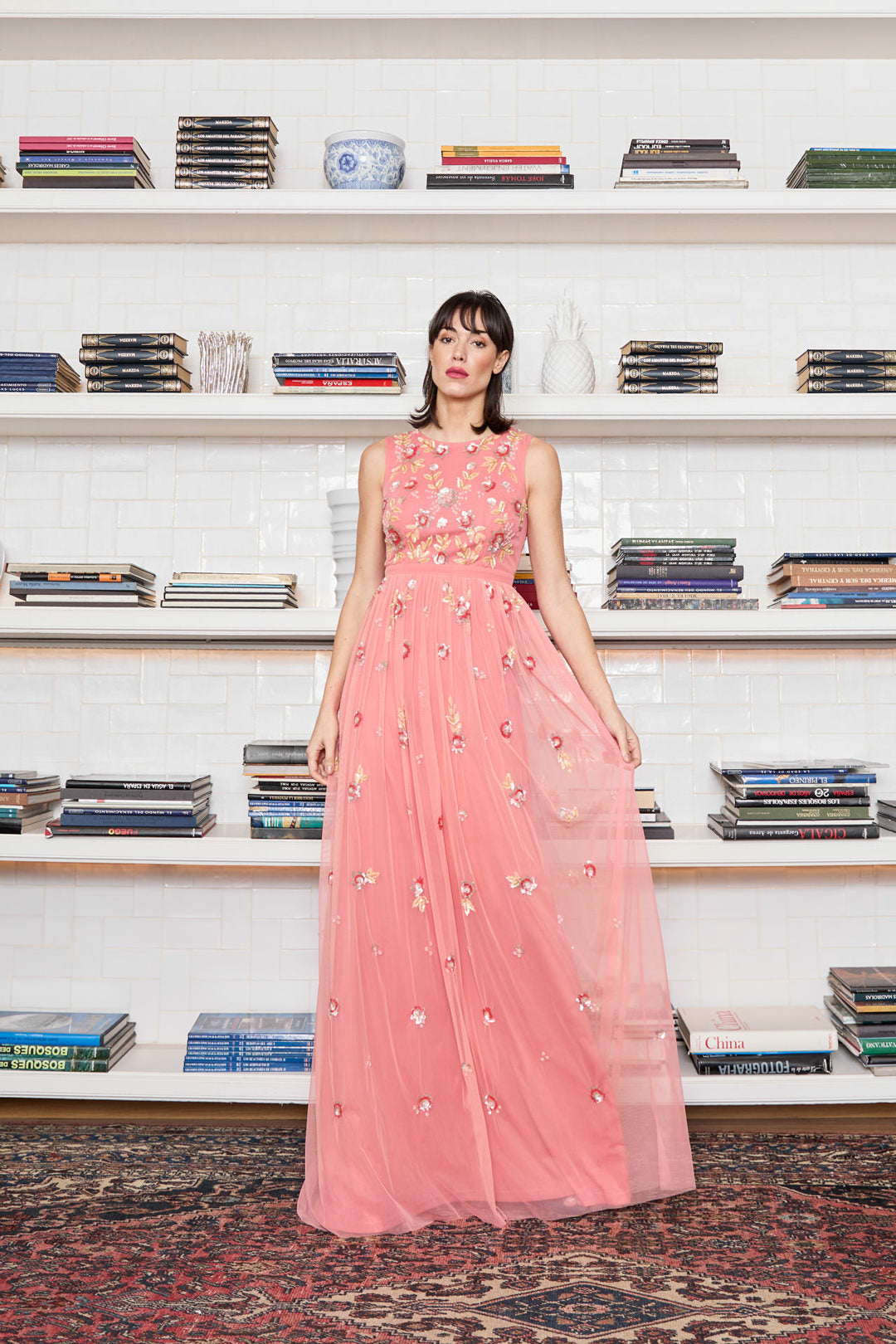Langes Festkleid mit Tüll-Überkleid und Pailletten-Blumenstickerei – Nish