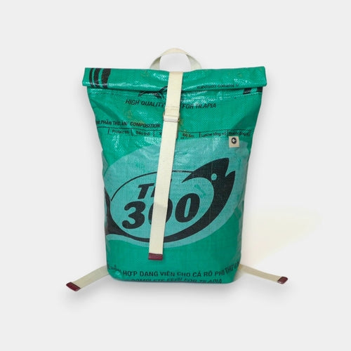 Nachhaltiger Rucksack aus Fischfuttersäcken – Upcycling Backpack in Grün
